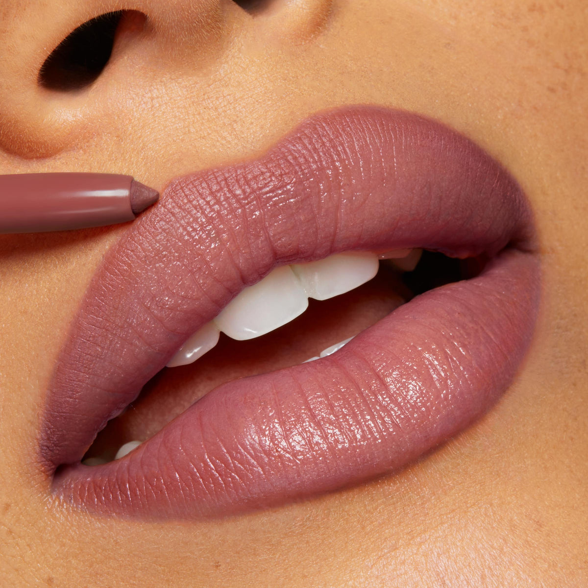 So Juicy Plumping Lip Liner with Peptides Group Chat